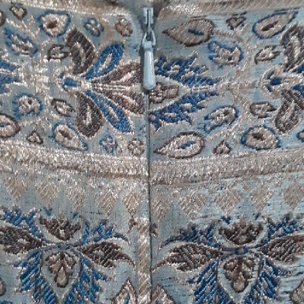 Chic Floral Pencil Skirt in Blue, Metallic Thread, Small, Vintage - Picture 4 of 8